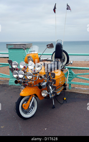 Lambretta scooter sur le front de mer de Brighton Banque D'Images