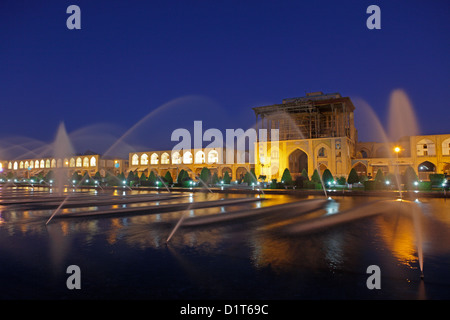 Palais Ali Qapu au crépuscule à Naqsh-e Jahan Square, Isfahan, Iran Banque D'Images