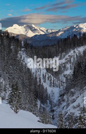 Valley Gaistal avec la neige durant l'hiver profond dans le Tyrol, Autriche. Vue vers le Karwendel au coucher du soleil. Banque D'Images