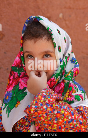 Portrait de petite fille iranienne portant le tchador, floreal traditionnels Abyaneh, Iran Banque D'Images