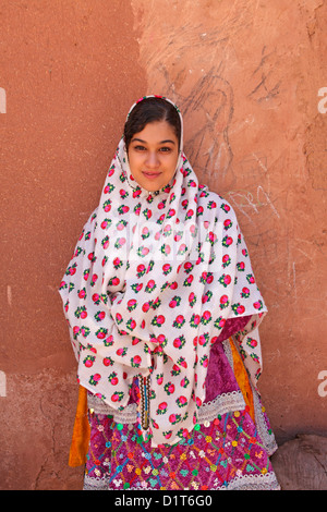 Portrait de jeune fille iranienne portant le tchador, floreal traditionnels Abyaneh, Iran Banque D'Images