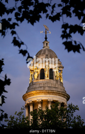 Haut de bâtiment de l'église dans Marylebone Rd, avec des chiffres d'or. London UK Banque D'Images