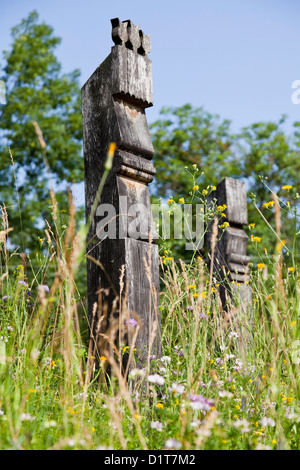 Parc national d'Aggtelek. Le village de Josvafoe, les marqueurs traditionnels hongrois ou totems, en hongrois appelé Kopjafa Banque D'Images