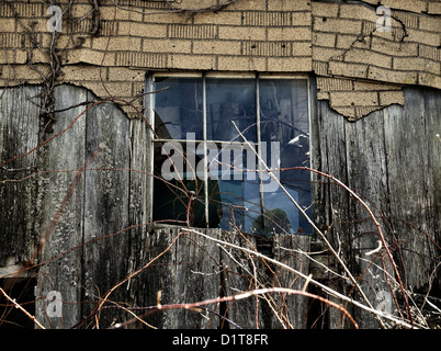 Un cadre rustique de grange avec vitre cassée Banque D'Images