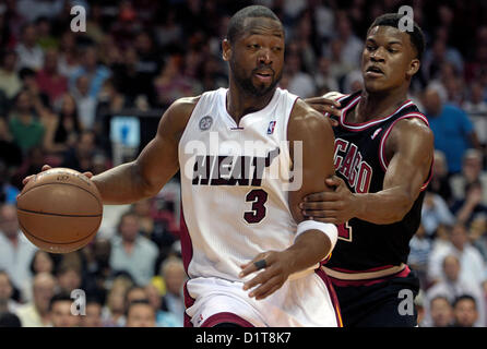 Le 4 janvier 2013 - Miami, Floride - Floride, USA - Etats-Unis - fl-chaleur-bulls04f -- Miami Heat guard Dwyane Wade est tenu au bras par Chicago Bulls guard Jimmy Butler pendant la première moitié de leur jeu, vendredi, 4 janvier 2013, à l'AmericanAirlines Arena. Michael Laughlin, South Florida Sun Sentinel (crédit Image : © Sun-Sentinel/ZUMAPRESS.com) Banque D'Images