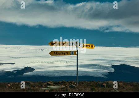 Les panneaux le long de la route à travers le centre de Highland Kjölur, Islande glacier Hofsjökull en arrière-plan Banque D'Images