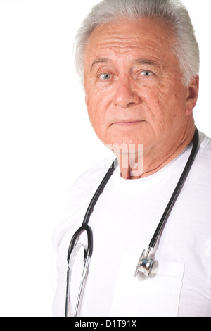 Hauts homme médecin aux cheveux gris friendly with stethoscope Banque D'Images
