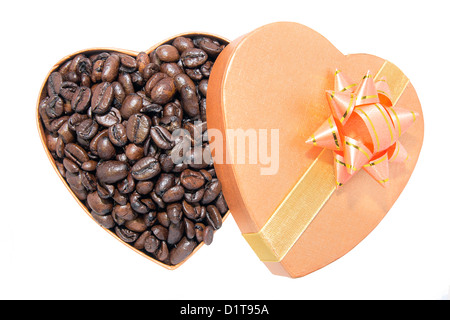 Les grains de café torréfié en boîte cadeau en forme de coeur isolé sur fond blanc Banque D'Images