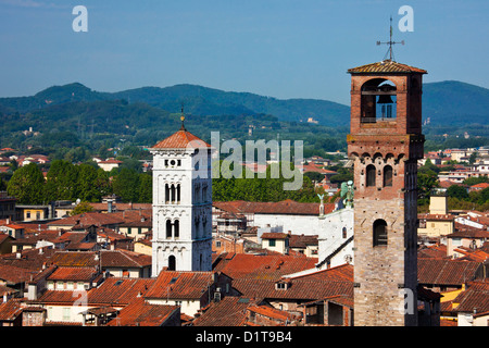 L'Europe, Italie, Lucques. Tour Guinigi, Torre delle Ore, tour de l'horloge, tours médiévales vue d'en haut Banque D'Images