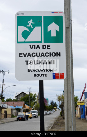 Signe un parcours d'évacuation en cas de tsunami, Puerto Natales, en Patagonie, au Chili Banque D'Images