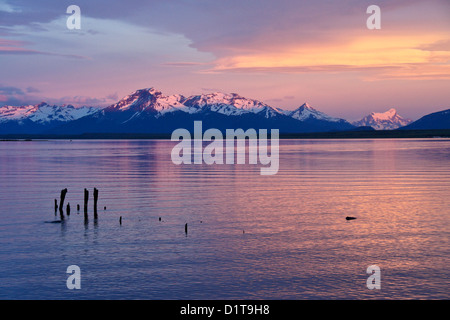 Aube sur Seno Ultima Esperanza (dernier espoir de son), Puerto Natales, en Patagonie, au Chili Banque D'Images