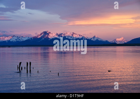 Aube sur Seno Ultima Esperanza (dernier espoir de son), Puerto Natales, en Patagonie, au Chili Banque D'Images