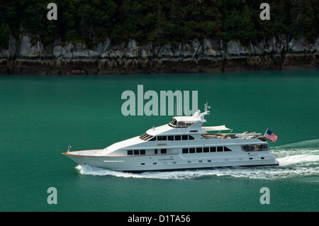 La navigation de plaisance dans le fjord Tracy Arm, Alaska, USA Banque D'Images