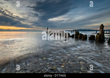 Coucher de soleil sur le Puget Sound au point de pique-nique County Park, comté de King, Washington, États-Unis Banque D'Images