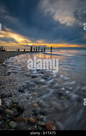 Coucher de soleil sur le Puget Sound au point de pique-nique County Park, comté de King, Washington, États-Unis Banque D'Images