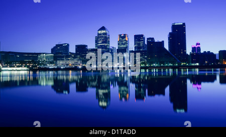 Le Docklands development by night in London England Banque D'Images