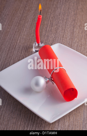 Papier rouge avec décoration de Noël sur plaque blanche Banque D'Images