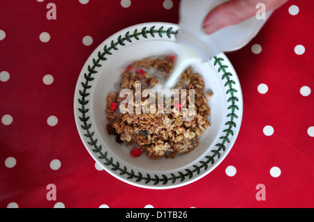 L'on verse du lait sur les céréales petit déjeuner UK Banque D'Images