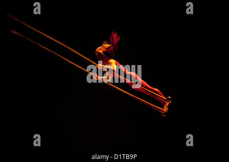 Londres, UK - 4 janvier 2012 : Acrobat fonctionne le trapèze pendant le Cirque du Soleil Kooza répétition générale au Royal Albert Hall. Depuis sa première en avril 2007, KOOZA a captivé près de quatre millions de spectateurs en Amérique du Nord et au Japon. Londres sera la première destination de la tournée européenne à partir du spectacle KOOZA 5 janvier. Écrit et réalisé par David Shiner, KOOZA est un retour aux origines du Cirque du Soleil en combinant deux traditions - performance acrobatique du cirque et l'art de faire le clown. KOOZA met en évidence les exigences physiques de la performance humaine dans toute sa s Banque D'Images