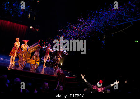 Londres, UK - 4 janvier 2012 : Des Acrobates et danseurs effectuer pendant le Cirque du Soleil Kooza répétition générale au Royal Albert Hall. Depuis sa première en avril 2007, KOOZA a captivé près de quatre millions de spectateurs en Amérique du Nord et au Japon. Londres sera la première destination de la tournée européenne à partir du spectacle KOOZA 5 janvier. Écrit et réalisé par David Shiner, KOOZA est un retour aux origines du Cirque du Soleil en combinant deux traditions - performance acrobatique du cirque et l'art de faire le clown. Banque D'Images