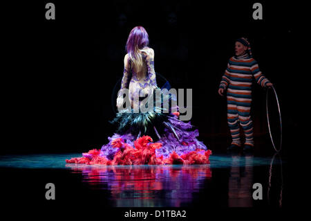 Londres, UK - 4 janvier 2012 : Des Acrobates et danseurs effectuer pendant le Cirque du Soleil Kooza répétition générale au Royal Albert Hall. Depuis sa première en avril 2007, KOOZA a captivé près de quatre millions de spectateurs en Amérique du Nord et au Japon. Londres sera la première destination de la tournée européenne à partir du spectacle KOOZA 5 janvier. Écrit et réalisé par David Shiner, KOOZA est un retour aux origines du Cirque du Soleil en combinant deux traditions - performance acrobatique du cirque et l'art de faire le clown. KOOZA met en évidence les exigences physiques de la performance humaine dans toute sa sple Banque D'Images