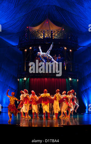 Londres, UK - 4 janvier 2012 : Des Acrobates et danseurs effectuer pendant le Cirque du Soleil Kooza répétition générale au Royal Albert Hall. Depuis sa première en avril 2007, KOOZA a captivé près de quatre millions de spectateurs en Amérique du Nord et au Japon. Londres sera la première destination de la tournée européenne à partir du spectacle KOOZA 5 janvier. Écrit et réalisé par David Shiner, KOOZA est un retour aux origines du Cirque du Soleil en combinant deux traditions - performance acrobatique du cirque et l'art de faire le clown. KOOZA met en évidence les exigences physiques de la performance humaine dans toute sa sple Banque D'Images