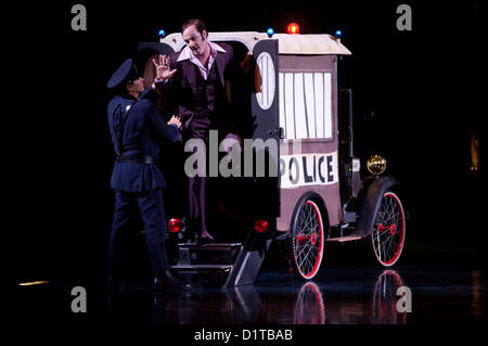 Londres, UK - 4 janvier 2012 : Des Acrobates et danseurs effectuer pendant le Cirque du Soleil Kooza répétition générale au Royal Albert Hall. Depuis sa première en avril 2007, KOOZA a captivé près de quatre millions de spectateurs en Amérique du Nord et au Japon. Londres sera la première destination de la tournée européenne à partir du spectacle KOOZA 5 janvier. Écrit et réalisé par David Shiner, KOOZA est un retour aux origines du Cirque du Soleil en combinant deux traditions - performance acrobatique du cirque et l'art de faire le clown. KOOZA met en évidence les exigences physiques de la performance humaine dans toute sa sple Banque D'Images