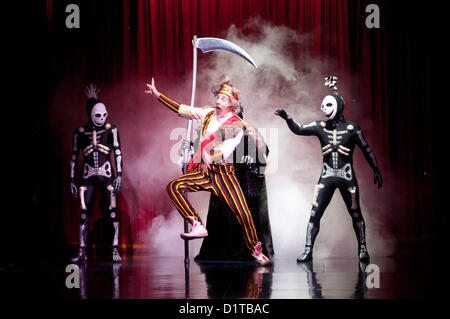 Londres, UK - 4 janvier 2012 : Des Acrobates et danseurs effectuer pendant le Cirque du Soleil Kooza répétition générale au Royal Albert Hall. Depuis sa première en avril 2007, KOOZA a captivé près de quatre millions de spectateurs en Amérique du Nord et au Japon. Londres sera la première destination de la tournée européenne à partir du spectacle KOOZA 5 janvier. Écrit et réalisé par David Shiner, KOOZA est un retour aux origines du Cirque du Soleil en combinant deux traditions - performance acrobatique du cirque et l'art de faire le clown. KOOZA met en évidence les exigences physiques de la performance humaine dans toute sa sple Banque D'Images