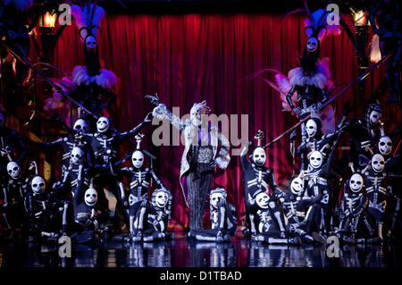 Londres, UK - 4 janvier 2012 : Des Acrobates et danseurs effectuer pendant le Cirque du Soleil Kooza répétition générale au Royal Albert Hall. Depuis sa première en avril 2007, KOOZA a captivé près de quatre millions de spectateurs en Amérique du Nord et au Japon. Londres sera la première destination de la tournée européenne à partir du spectacle KOOZA 5 janvier. Écrit et réalisé par David Shiner, KOOZA est un retour aux origines du Cirque du Soleil en combinant deux traditions - performance acrobatique du cirque et l'art de faire le clown. Banque D'Images