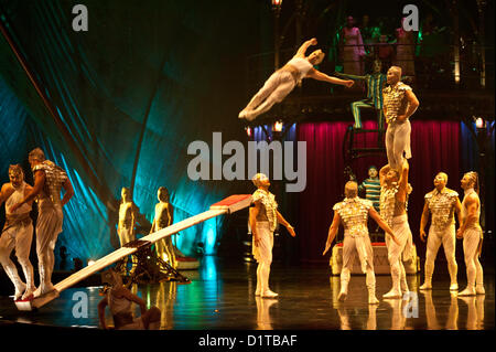 Londres, UK - 4 janvier 2012 : acrobates effectuer sur la planche sautoir pendant le Cirque du Soleil Kooza répétition générale au Royal Albert Hall. Depuis sa première en avril 2007, KOOZA a captivé près de quatre millions de spectateurs en Amérique du Nord et au Japon. Londres sera la première destination de la tournée européenne à partir du spectacle KOOZA 5 janvier. Écrit et réalisé par David Shiner, KOOZA est un retour aux origines du Cirque du Soleil en combinant deux traditions - performance acrobatique du cirque et l'art de faire le clown. KOOZA met en évidence les exigences physiques de la performance humaine dans tous les j Banque D'Images