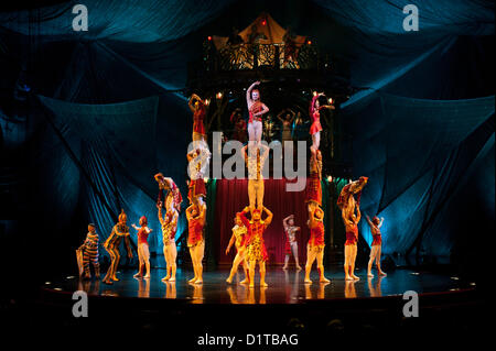 Londres, UK - 4 janvier 2012 : La Troupe maison effectuer pendant la Cirque Du Soleil Kooza répétition générale au Royal Albert Hall. Depuis sa première en avril 2007, KOOZA a captivé près de quatre millions de spectateurs en Amérique du Nord et au Japon. Londres sera la première destination de la tournée européenne à partir du spectacle KOOZA 5 janvier. Écrit et réalisé par David Shiner, KOOZA est un retour aux origines du Cirque du Soleil en combinant deux traditions - performance acrobatique du cirque et l'art de faire le clown. KOOZA met en évidence les exigences physiques de la performance humaine dans toute sa splendeur Banque D'Images