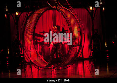 Londres, UK - 4 janvier 2012 : acrobates effectuer à la roue de la mort, un livre 1600 structure qui tourne à des vitesses jusqu'à un Cirque du Soleil au cours de la répétition générale du spectacle Kooza au Royal Albert Hall. Depuis sa première en avril 2007, KOOZA a captivé près de quatre millions de spectateurs en Amérique du Nord et au Japon. Londres sera la première destination de la tournée européenne à partir du spectacle KOOZA 5 janvier. Écrit et réalisé par David Shiner, KOOZA est un retour aux origines du Cirque du Soleil en combinant deux traditions - performance acrobatique du cirque et l'art de faire le clown. KO Banque D'Images