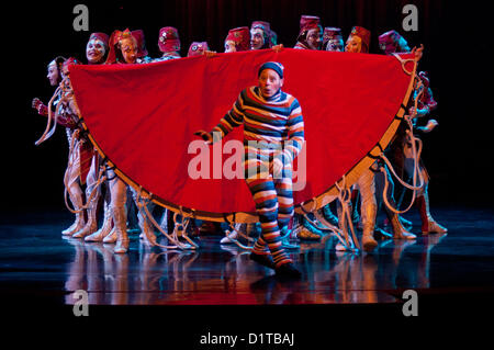 Londres, UK - 4 janvier 2012 : Des Acrobates et danseurs effectuer pendant le Cirque du Soleil Kooza répétition générale au Royal Albert Hall. Depuis sa première en avril 2007, KOOZA a captivé près de quatre millions de spectateurs en Amérique du Nord et au Japon. Londres sera la première destination de la tournée européenne à partir du spectacle KOOZA 5 janvier. Écrit et réalisé par David Shiner, KOOZA est un retour aux origines du Cirque du Soleil en combinant deux traditions - performance acrobatique du cirque et l'art de faire le clown. KOOZA met en évidence les exigences physiques de la performance humaine dans toute sa sple Banque D'Images