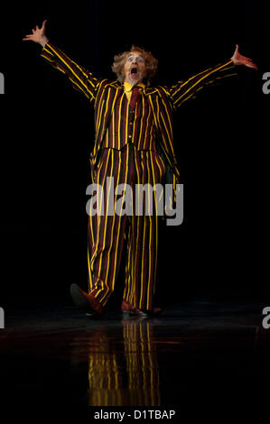 Londres, UK - 4 janvier 2012 : Des Acrobates et danseurs effectuer pendant le Cirque du Soleil Kooza répétition générale au Royal Albert Hall. Depuis sa première en avril 2007, KOOZA a captivé près de quatre millions de spectateurs en Amérique du Nord et au Japon. Londres sera la première destination de la tournée européenne à partir du spectacle KOOZA 5 janvier. Écrit et réalisé par David Shiner, KOOZA est un retour aux origines du Cirque du Soleil en combinant deux traditions - performance acrobatique du cirque et l'art de faire le clown. KOOZA met en évidence les exigences physiques de la performance humaine dans toute sa sple Banque D'Images