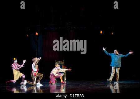 Londres, UK - 4 janvier 2012 : Des Acrobates et danseurs effectuer pendant le Cirque du Soleil Kooza répétition générale au Royal Albert Hall. Depuis sa première en avril 2007, KOOZA a captivé près de quatre millions de spectateurs en Amérique du Nord et au Japon. Londres sera la première destination de la tournée européenne à partir du spectacle KOOZA 5 janvier. Écrit et réalisé par David Shiner, KOOZA est un retour aux origines du Cirque du Soleil en combinant deux traditions - performance acrobatique du cirque et l'art de faire le clown. KOOZA met en évidence les exigences physiques de la performance humaine dans toute sa sple Banque D'Images