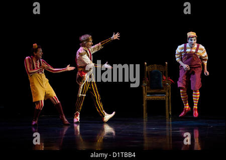 Londres, UK - 4 janvier 2012 : Des Acrobates et danseurs effectuer pendant le Cirque du Soleil Kooza répétition générale au Royal Albert Hall. Depuis sa première en avril 2007, KOOZA a captivé près de quatre millions de spectateurs en Amérique du Nord et au Japon. Londres sera la première destination de la tournée européenne à partir du spectacle KOOZA 5 janvier. Écrit et réalisé par David Shiner, KOOZA est un retour aux origines du Cirque du Soleil en combinant deux traditions - performance acrobatique du cirque et l'art de faire le clown. KOOZA met en évidence les exigences physiques de la performance humaine dans toute sa sple Banque D'Images