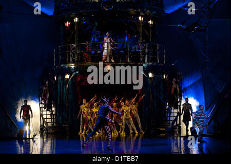 Londres, UK - 4 janvier 2012 : Des Acrobates et danseurs effectuer pendant le Cirque du Soleil Kooza répétition générale au Royal Albert Hall. Depuis sa première en avril 2007, KOOZA a captivé près de quatre millions de spectateurs en Amérique du Nord et au Japon. Londres sera la première destination de la tournée européenne à partir du spectacle KOOZA 5 janvier. Écrit et réalisé par David Shiner, KOOZA est un retour aux origines du Cirque du Soleil en combinant deux traditions - performance acrobatique du cirque et l'art de faire le clown. KOOZA met en évidence les exigences physiques de la performance humaine dans toute sa sple Banque D'Images