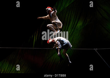 Londres, UK - 4 janvier 2012 : acrobates effectuer sur les fils de haut, suspendu 15 et 25 pieds au-dessus de la scène pendant le Cirque du Soleil Kooza répétition générale au Royal Albert Hall. Depuis sa première en avril 2007, KOOZA a captivé près de quatre millions de spectateurs en Amérique du Nord et au Japon. Londres sera la première destination de la tournée européenne à partir du spectacle KOOZA 5 janvier. Écrit et réalisé par David Shiner, KOOZA est un retour aux origines du Cirque du Soleil en combinant deux traditions - performance acrobatique du cirque et l'art de faire le clown. KOOZA met en lumière l' Banque D'Images