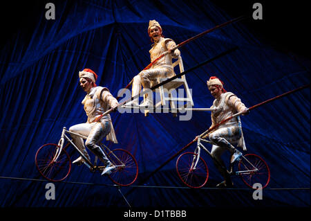 Londres, UK - 4 janvier 2012 : acrobates effectuer sur les fils de haut, suspendu 15 et 25 pieds au-dessus de la scène pendant le Cirque du Soleil Kooza répétition générale au Royal Albert Hall. Depuis sa première en avril 2007, KOOZA a captivé près de quatre millions de spectateurs en Amérique du Nord et au Japon. Londres sera la première destination de la tournée européenne à partir du spectacle KOOZA 5 janvier. Écrit et réalisé par David Shiner, KOOZA est un retour aux origines du Cirque du Soleil en combinant deux traditions - performance acrobatique du cirque et l'art de faire le clown. KOOZA met en lumière l' Banque D'Images