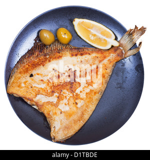 Vue de dessus du poisson frit seul sur la plaque noire isolé sur fond blanc Banque D'Images