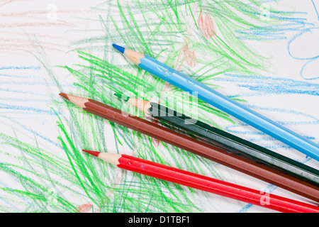 Quelques crayons de couleur sur les enfants dessiner background Banque D'Images