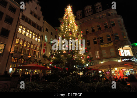 Arbre de Noël dans la région de Cologne City Fischmarket ; Rhénanie du Nord-Westphalie, Allemagne, Europe Banque D'Images