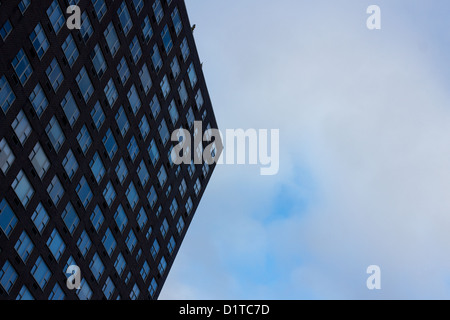 Façade d'une tour résidentielle générique à Midtown Manhattan, New York, NY, USA. Banque D'Images