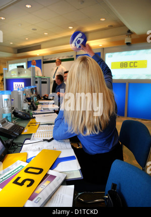 La vente aux enchères de la DVLA Inscriptions personnalisés à l'établissement Dormy House Hotel près de Broadway, Worcestershire - un agent d'offres pour un télé Banque D'Images