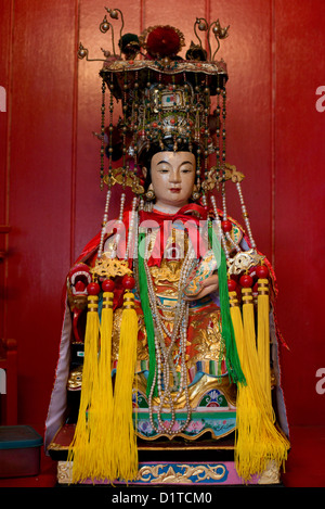 Une statue d'une déesse orne une culte dans le Temple Thean Hou chinois de Penang, Malaisie Banque D'Images