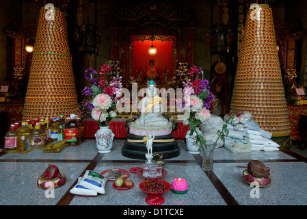 Une statue en marbre de Bouddha orne une culte dans le Temple Thean Hou chinois de Penang, Malaisie Banque D'Images