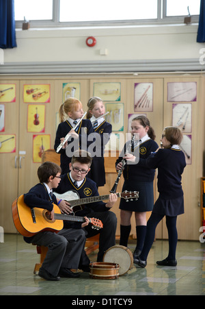 Les garçons pratiques sur leurs guitares au cours d'une leçon de musique Notre Dame et St Werburgh's Catholic Primary School à Newcastle-under-Lyme, Banque D'Images