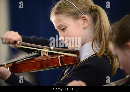 Une fille à jouer du violon pendant une leçon de musique Notre Dame et St Werburgh's Catholic Primary School à Newcastle-under-Lyme, le personnel Banque D'Images