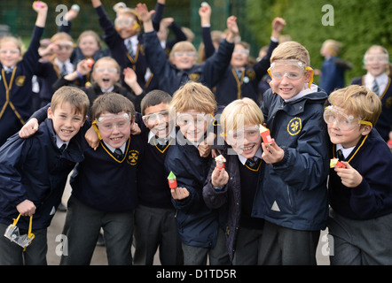 Les garçons de l'école avec des lunettes de sécurité lors d'une roquette Leçon de science à Notre Dame et St Werburgh's Catholic Primary Sch Banque D'Images