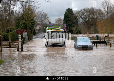 Coincé dans les véhicules routiers inondés, Warwickshire, Angleterre Banque D'Images